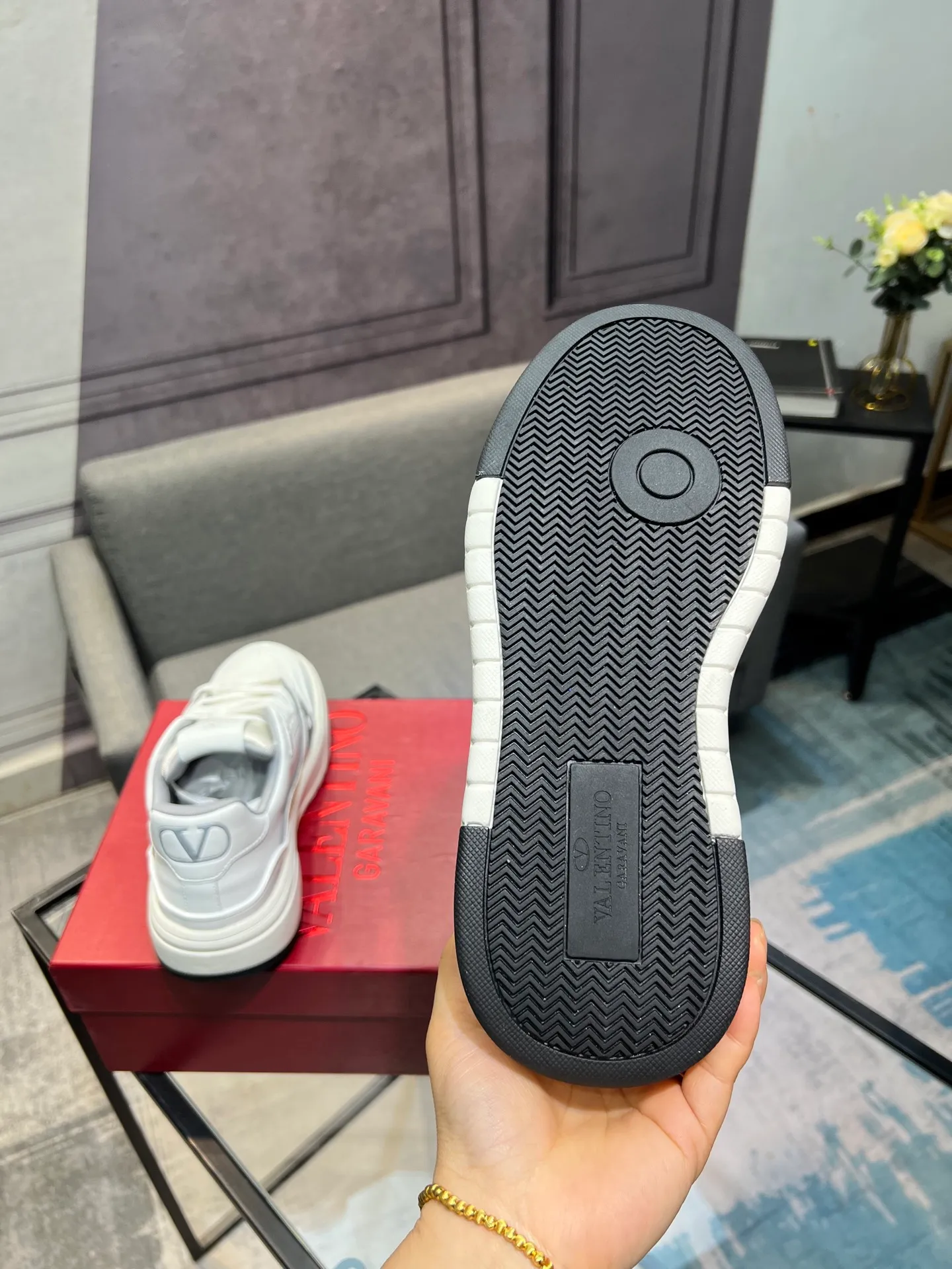 Men's men's shoes 💰660 𝑽𝒂𝒍𝒆𝒏𝒕𝒊𝒏𝒐 Valentino 𝑶𝒏𝒆𝑺𝒕𝒖𝒅 Couple's sneaker series Valentino 2025 latest couple's sneakers, celebrity style, hot sale. The original ZP was purchased and dismantled. Repeated pattern making and modification. I strive to restore the original version 1:1! Top luxury masterpiece, soft and comfortable, combining fashion and leisure, bringing excellent elegant texture and excellent on-foot comfort. Top purchase version upper: imported calfskin surface/original oil edge craftsmanship. Inner: water-dyed cowhide lining. Outsole: original development 𝐓𝐏𝐔 two-color combination outsole. Packaging: original configuration complete package. Code number: 35-44 yards. 34.45 can be customized. Can be customized (self-labeled-no label) order.
